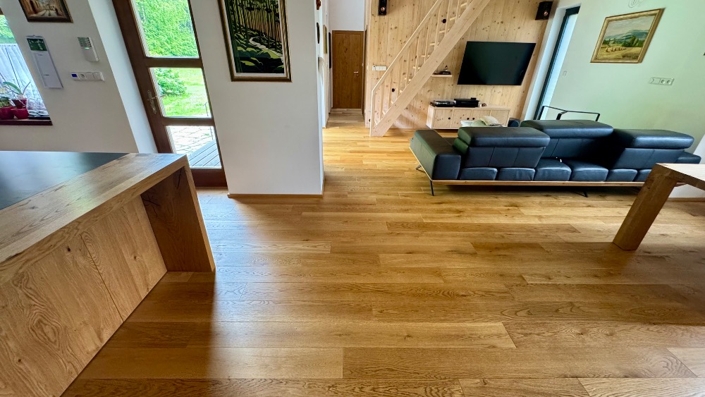 rodinný dům Jizerské hory, třívrstvé prkno dub 4,5 mm dýha