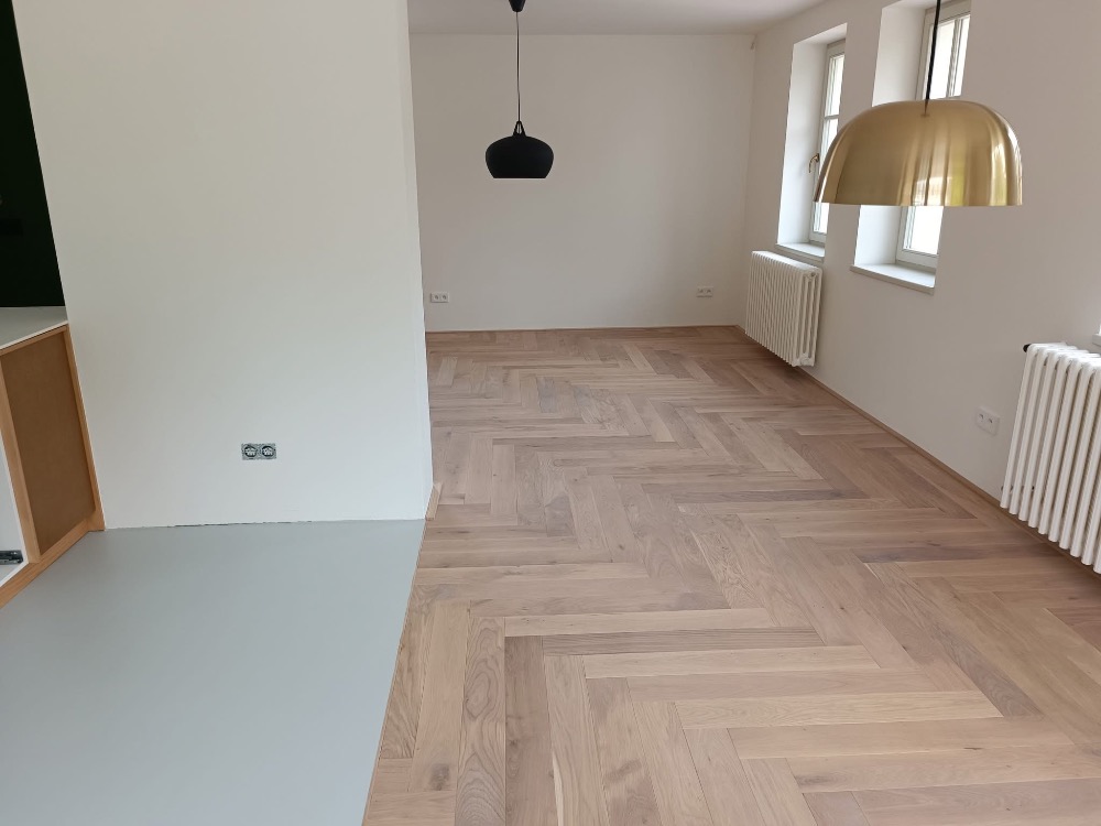 kombinace masivu a lité podlahy