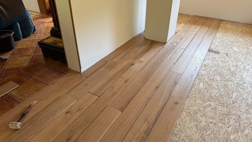 pokládka masivních dubových prken