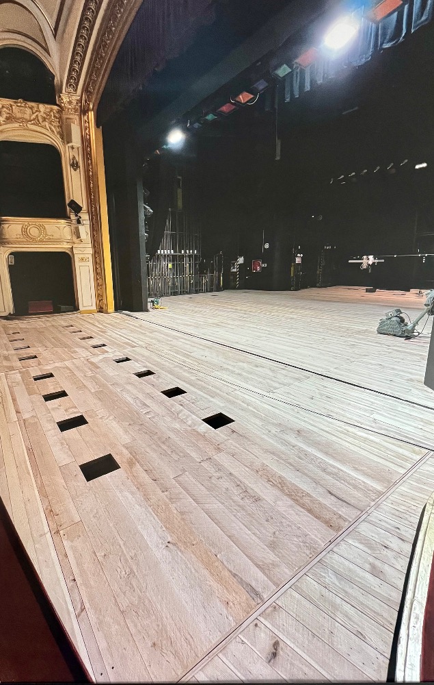 Městské divadlo v Jablonci nad |Nisou. Oprava hlavního podia, renovace.