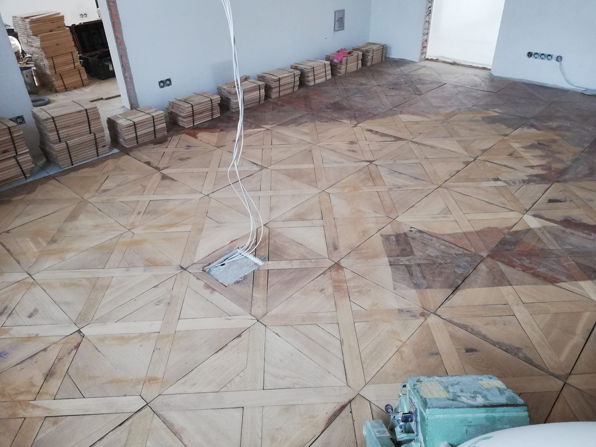 opatrné broušení pásovou bruskou