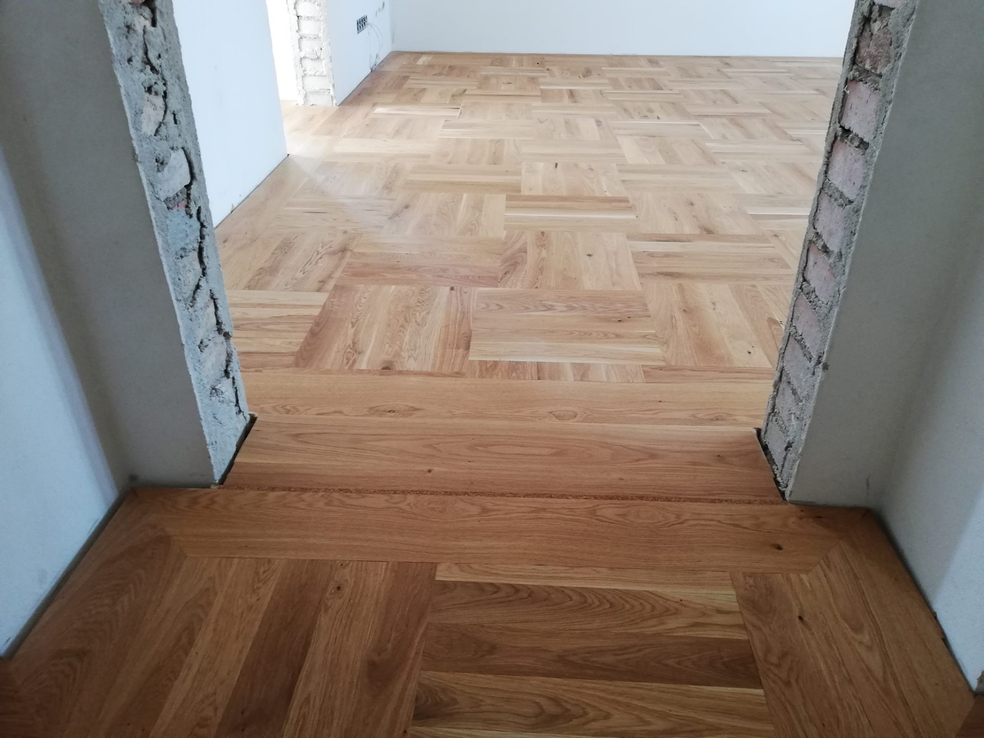 bordura zvedne dojem z podlahy o úroveň výš...