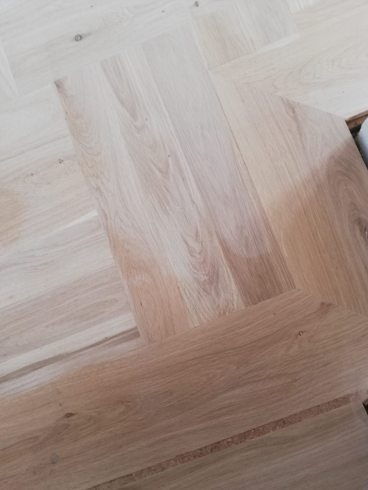 bordura z masivního prkna a vložený parketový vzor