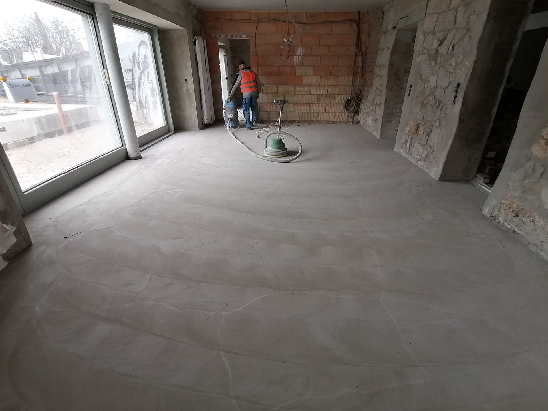 broušení podkladu talířovou bruskou