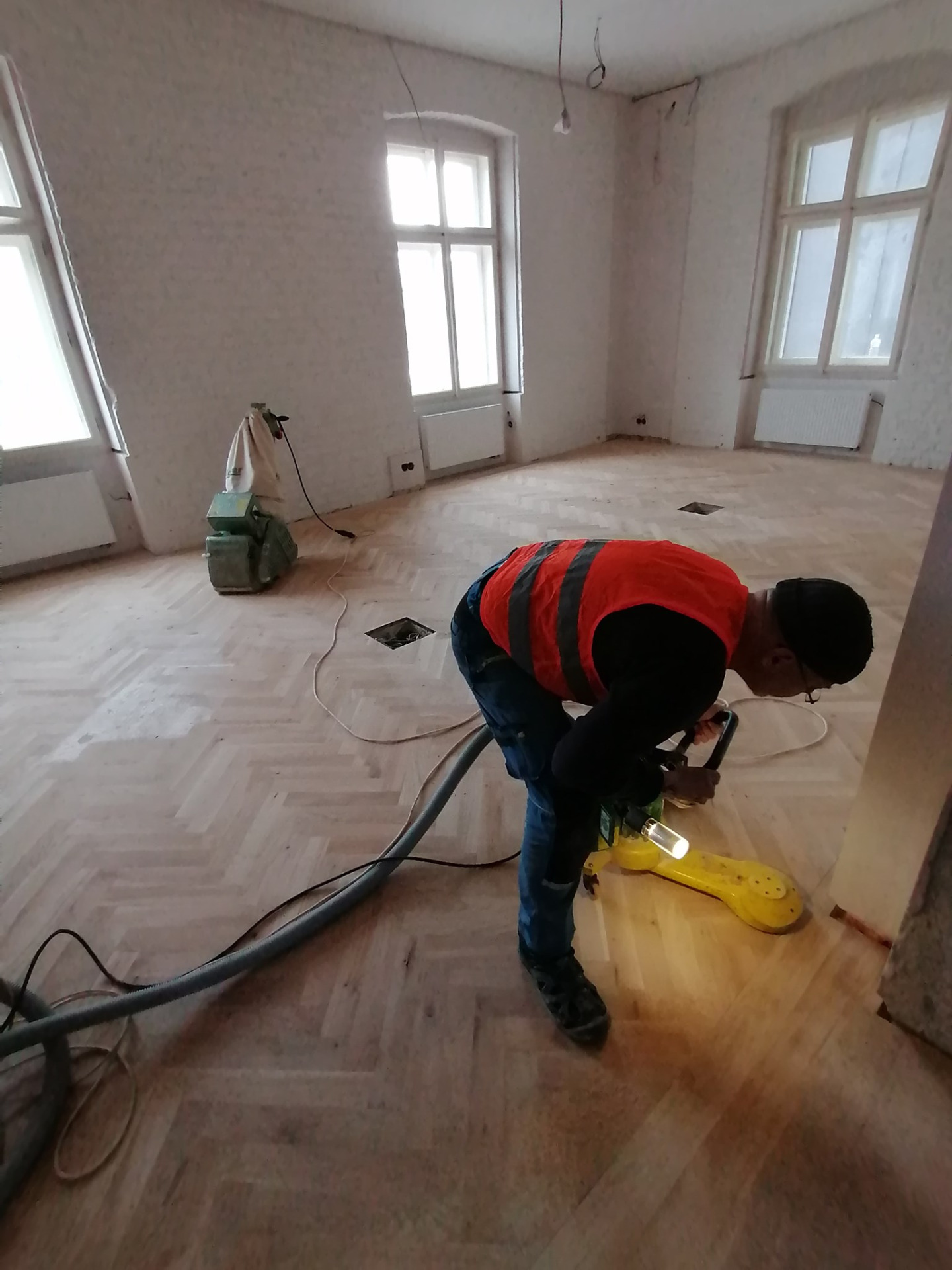 broušení krajů...