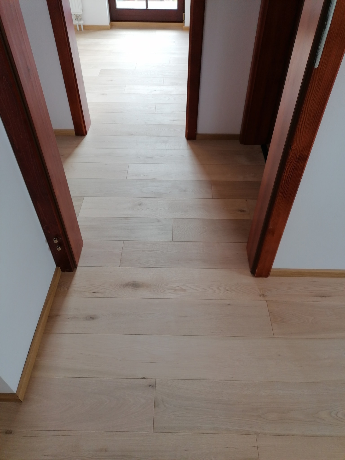 masivní třívrstvá podlaha pokládaná celoplošně do lepidla