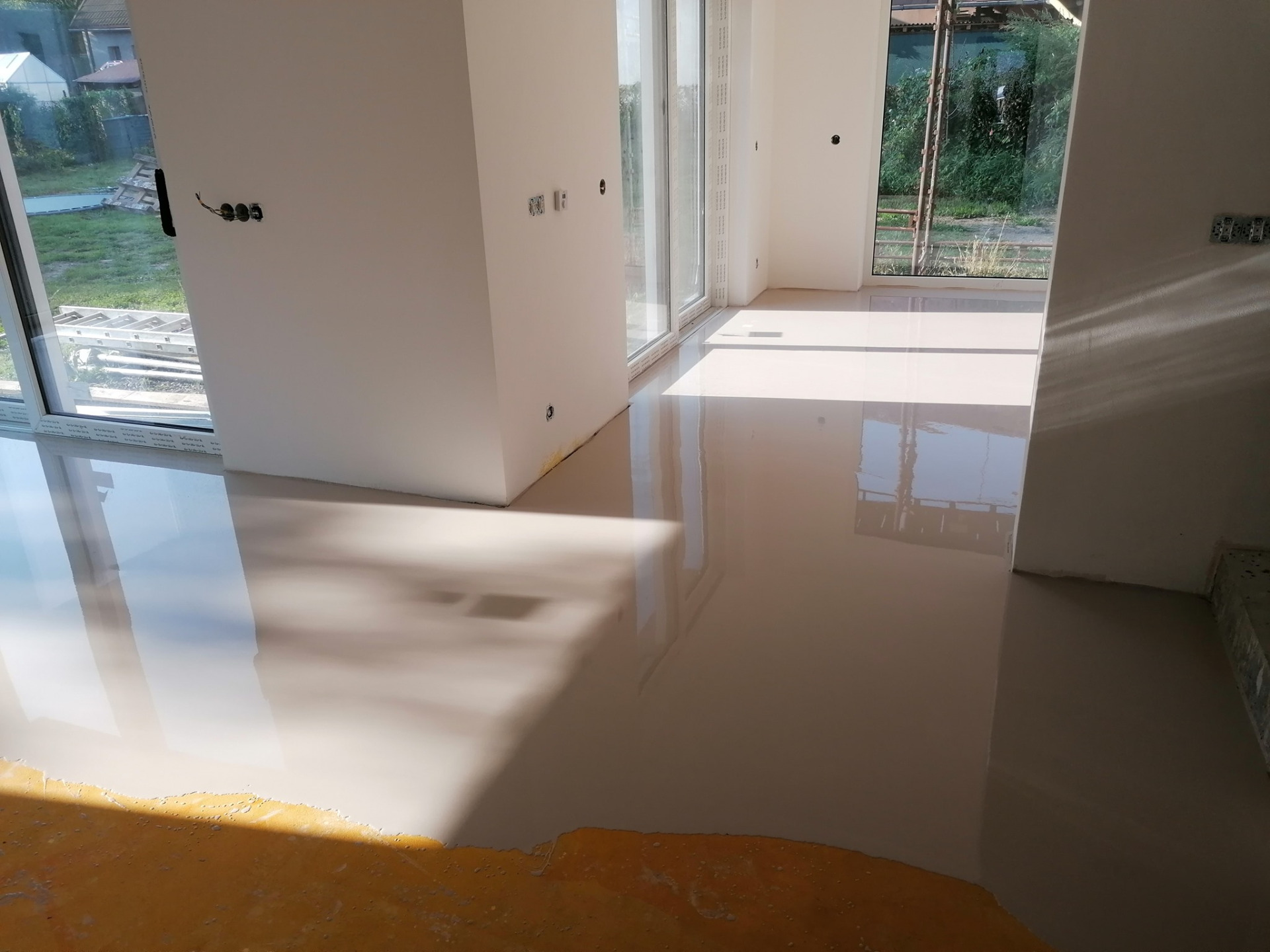 lití samonivelační stěrky pod lepený vinyl