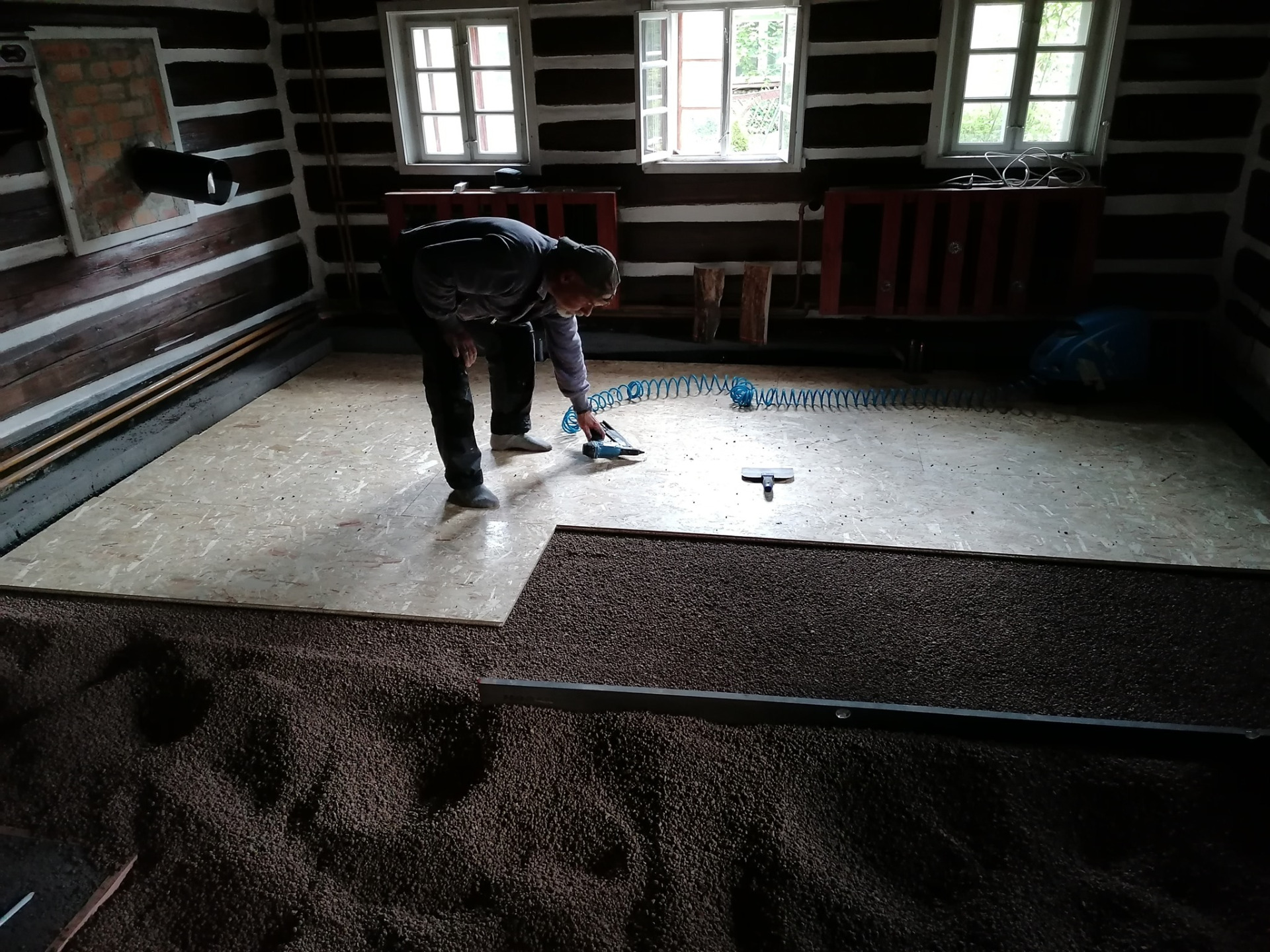 pokládka roznášecí vrstvy na Liapor