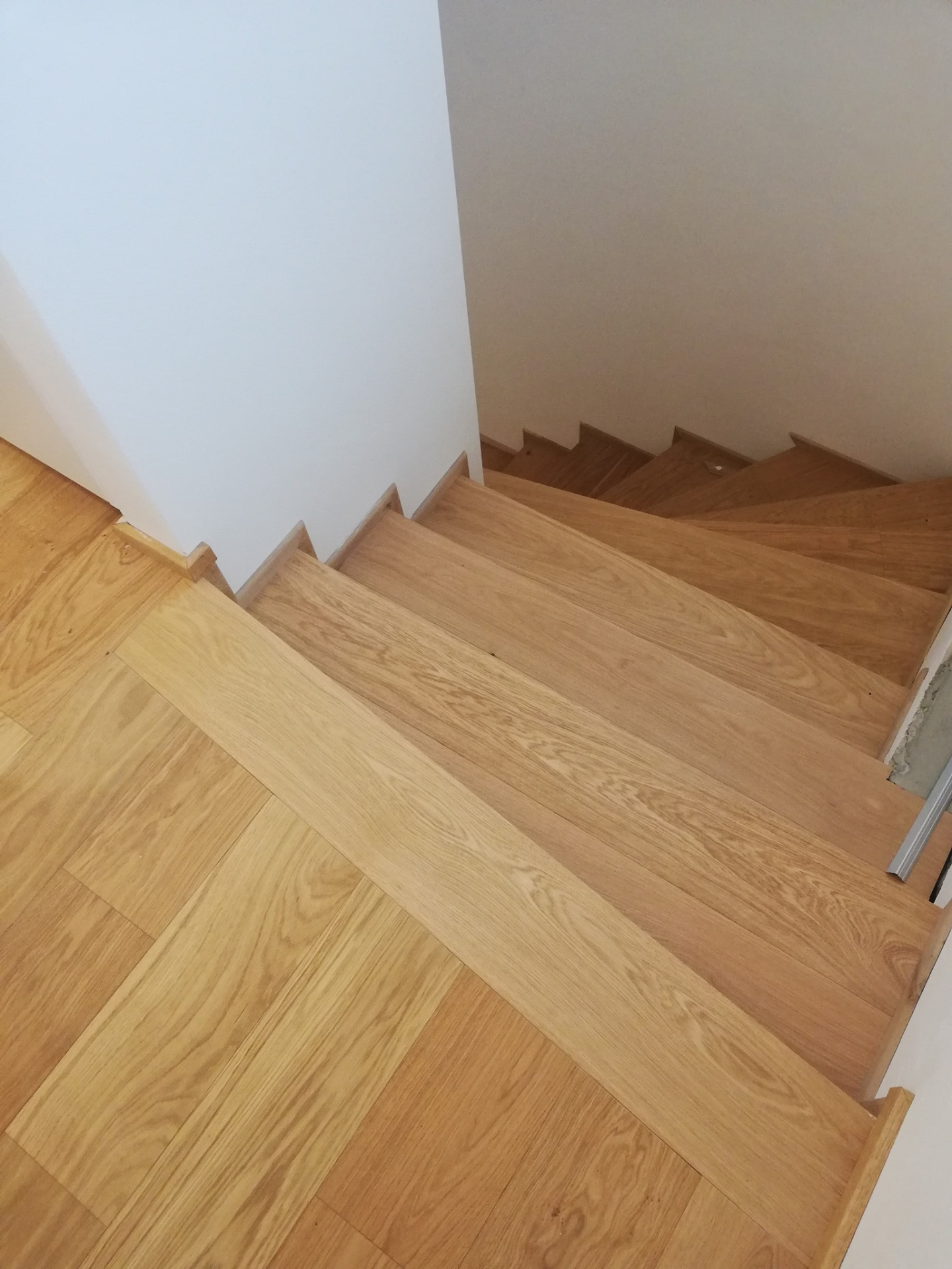 obklad betonového schodiště dřevěnými prkny