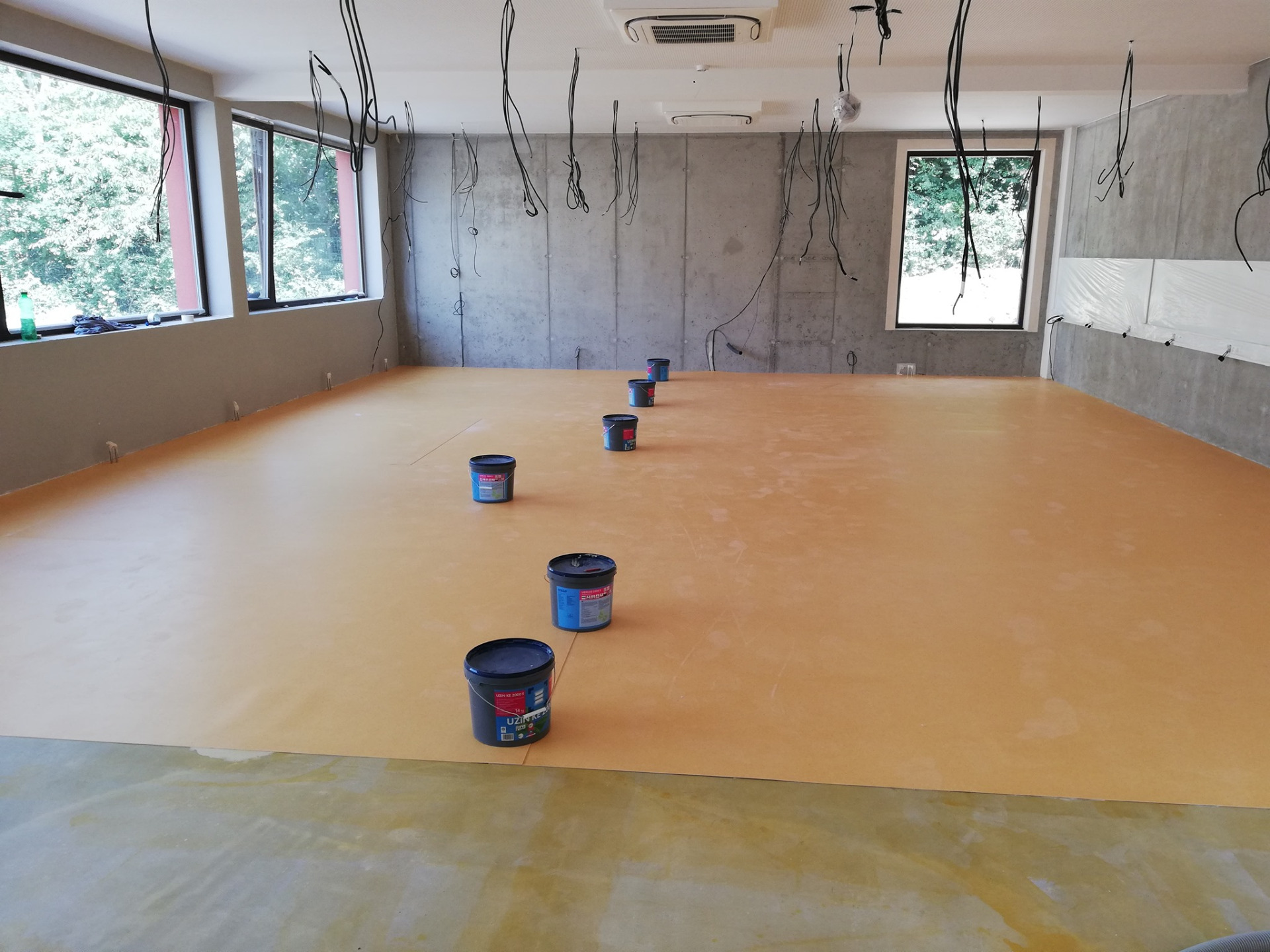 lepení vinylu v rolích na připravený podklad