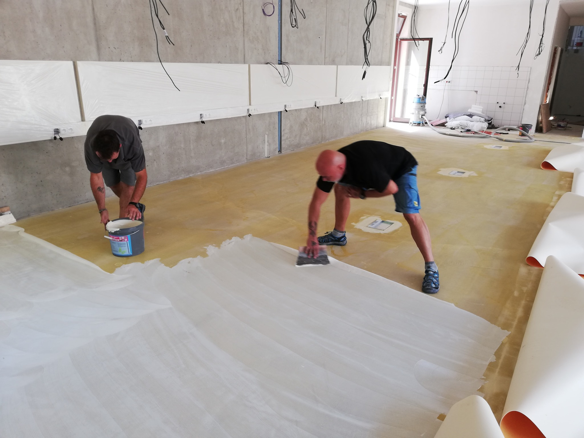 nanáíšení lepidla hřebenem - lepený vinyl