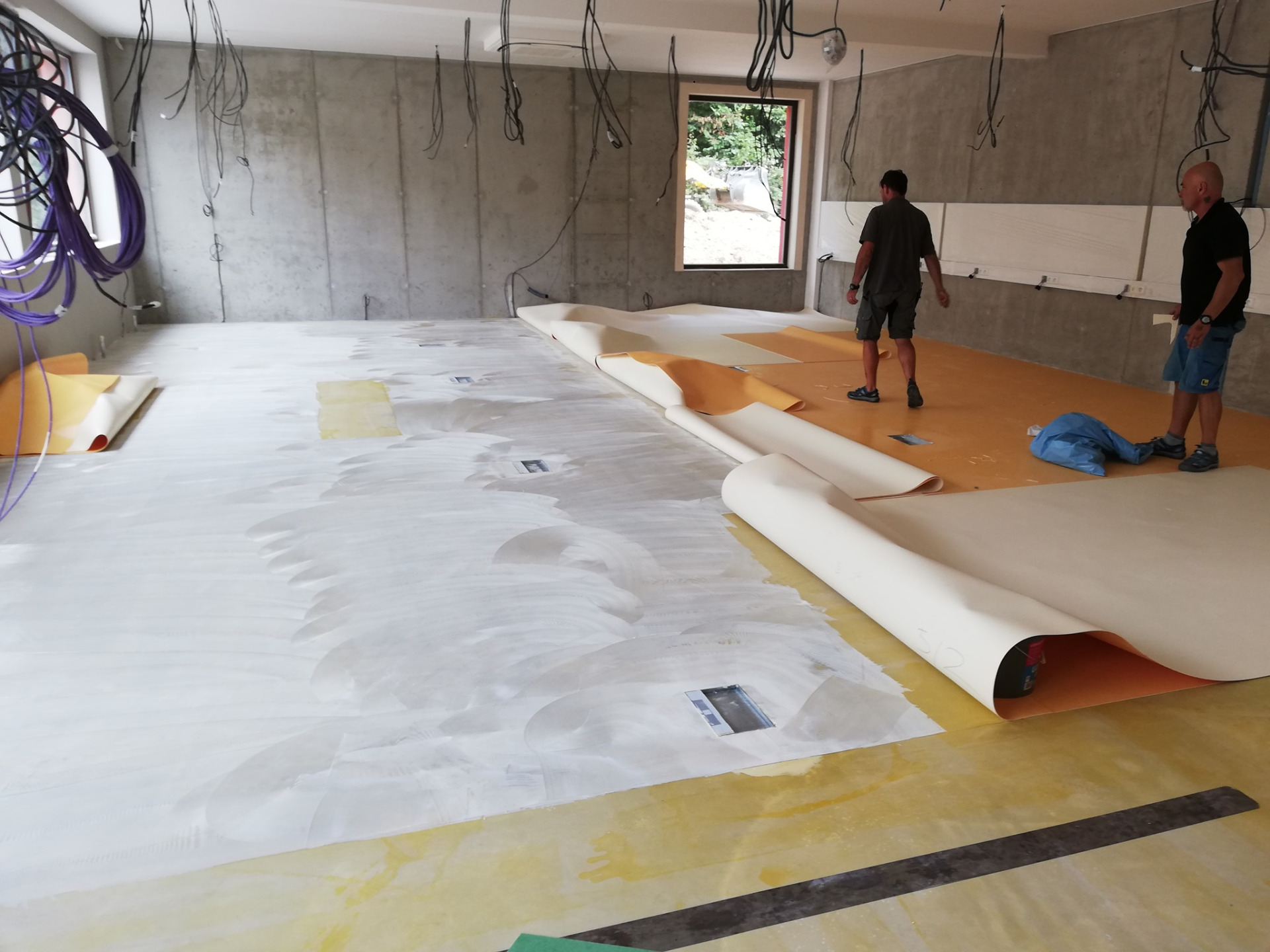 lepidlo nanášíme na celé pásy...