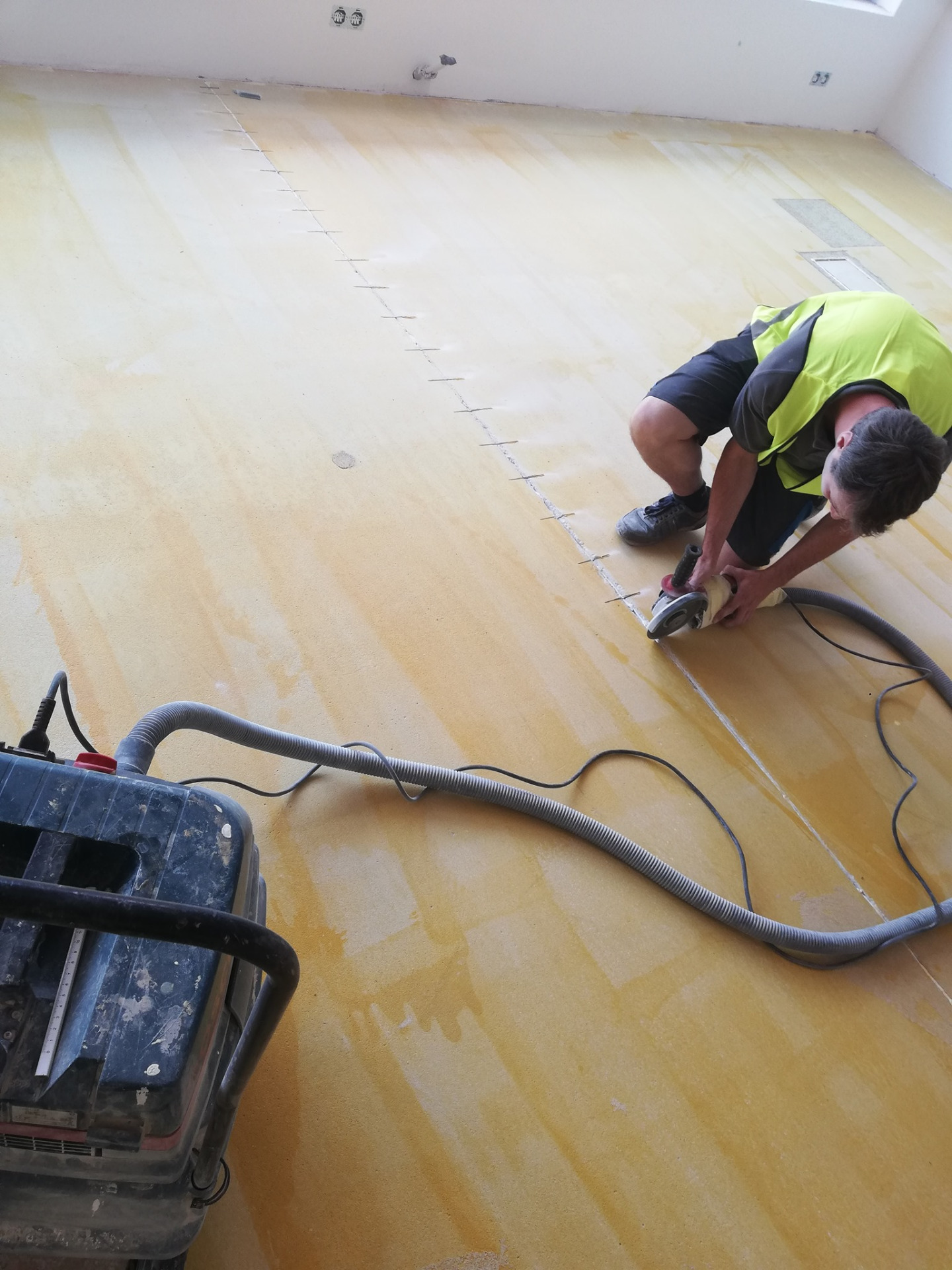 řezání spár v prasklinách betonu - vkládání sponek