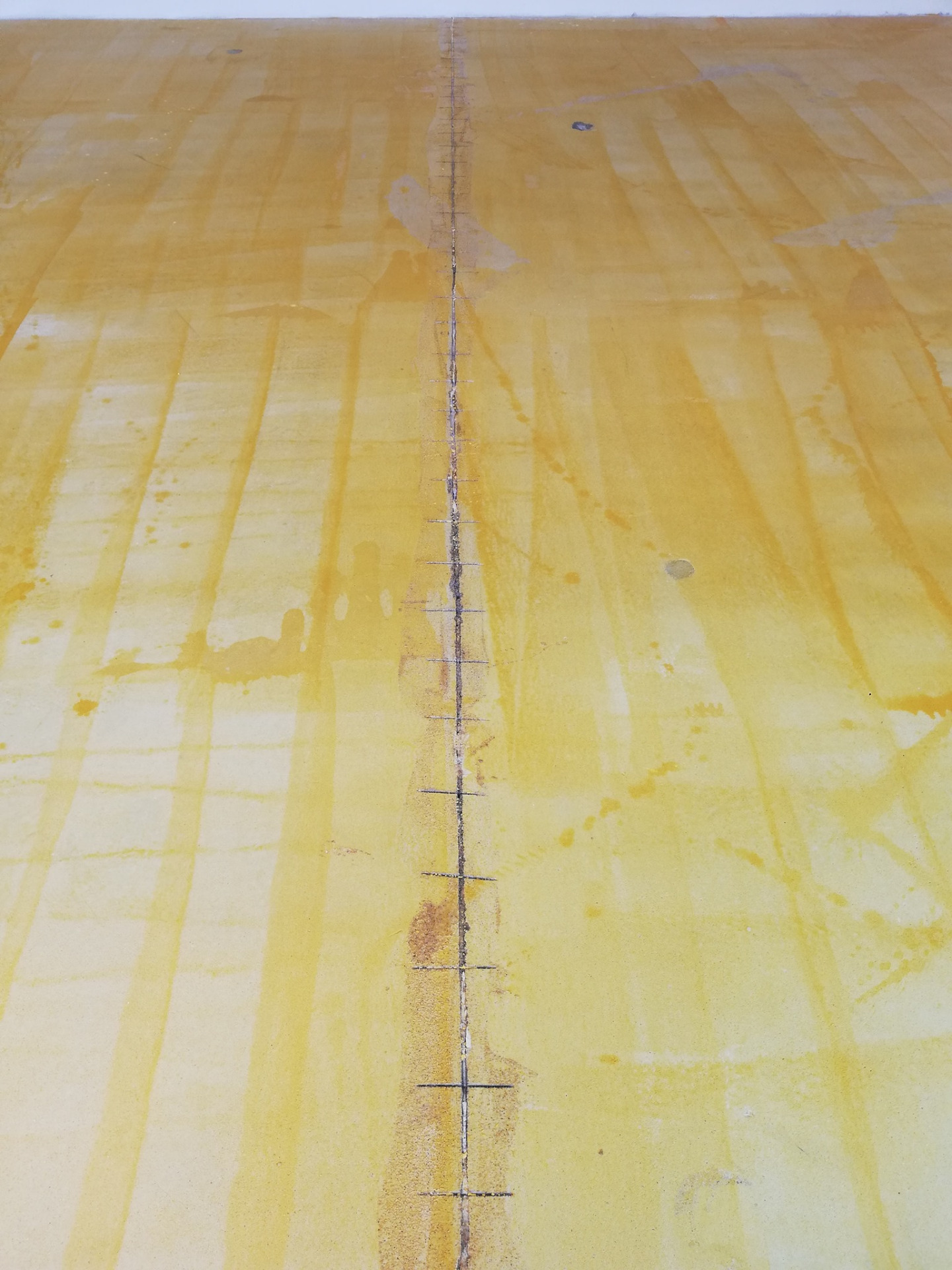 ,,sešitá,, spára - napenetrováno pod stěrku