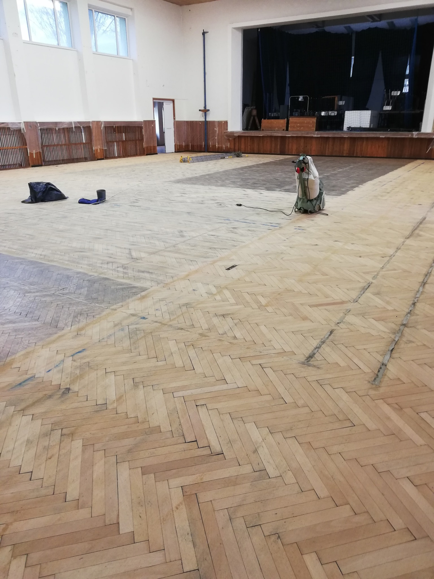 broušení podlahy 350 m2