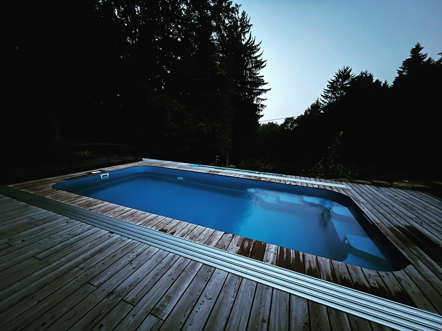 hladké prkno sibiřského modřínu bez povrchové úpravy