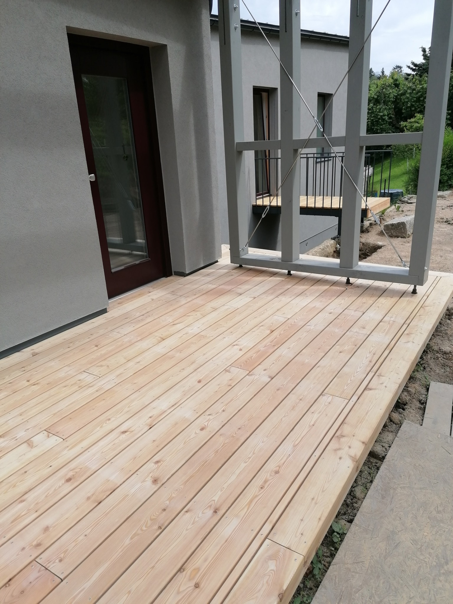 terasa z hladkého sibiřského modřínu nebude natřena...