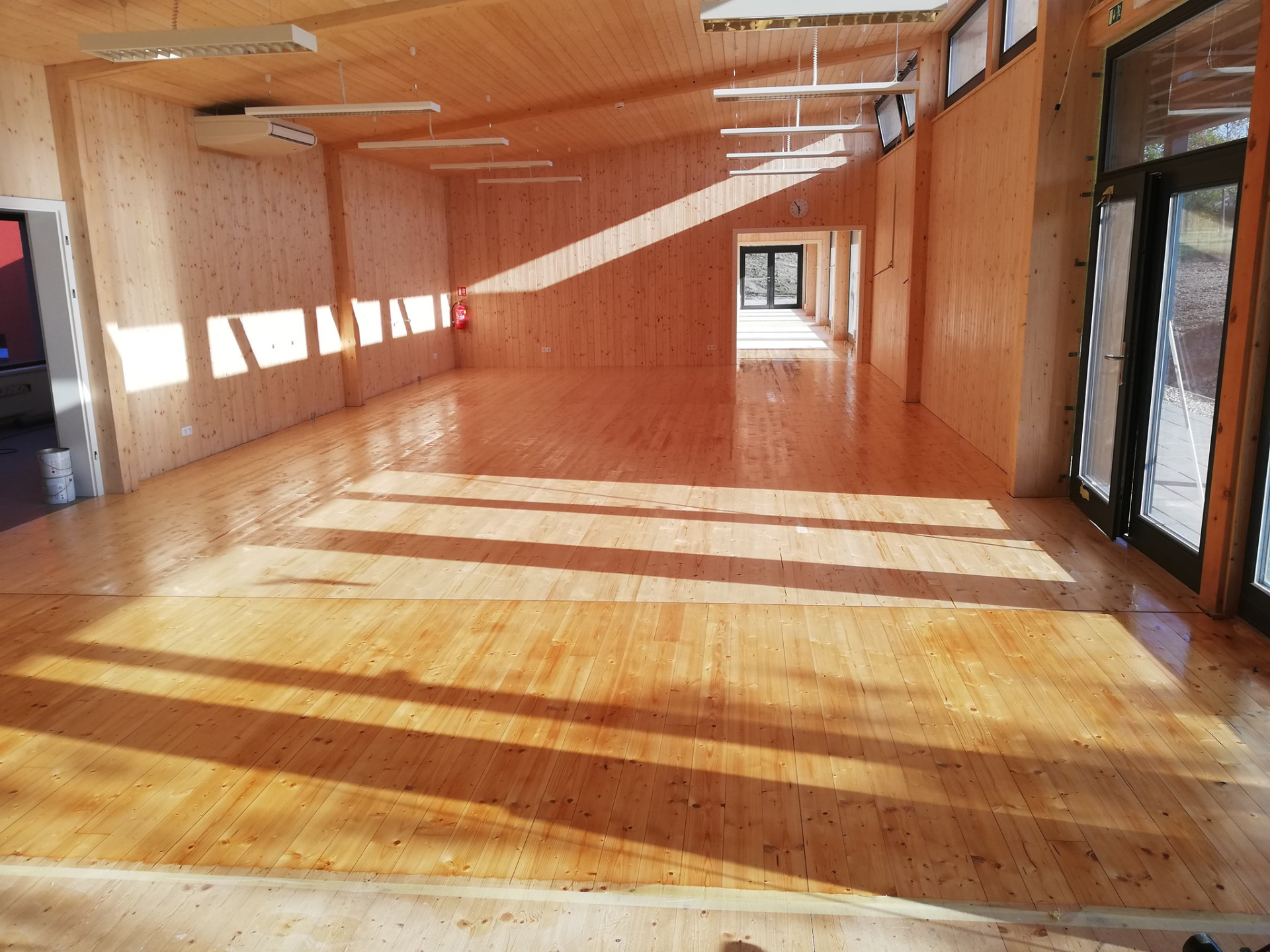 napojení staré a nové podlahy  350 m2 tvrzený lak