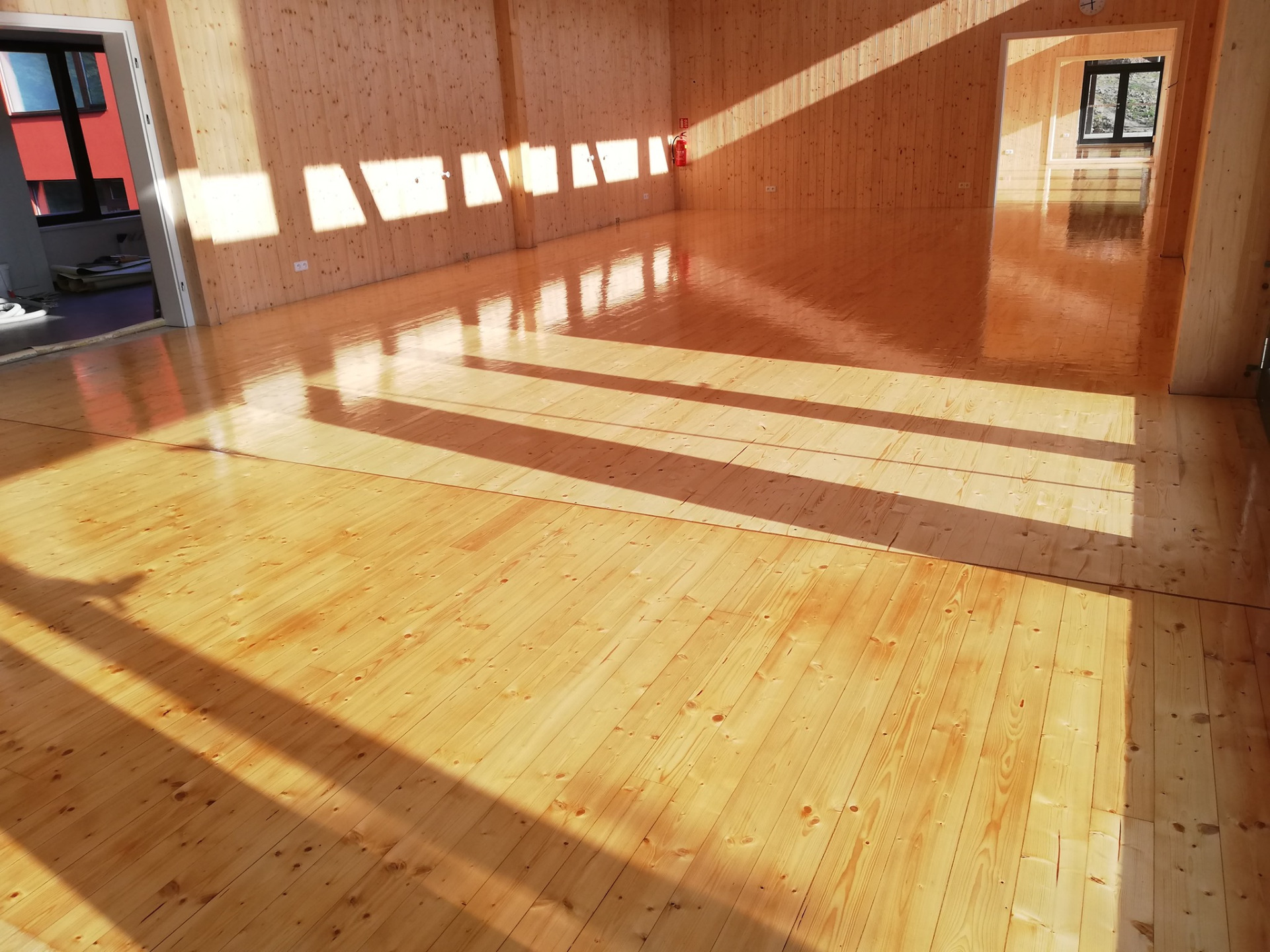 sportovní smrková podlaha tvrzený lak