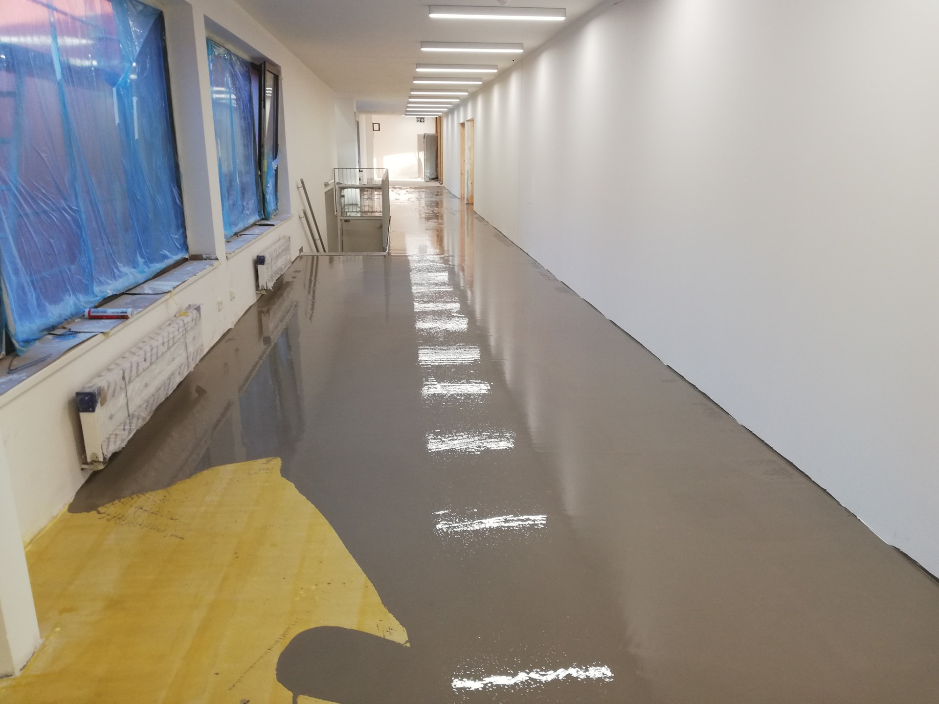 lití stěrek ve škole 1200 m2