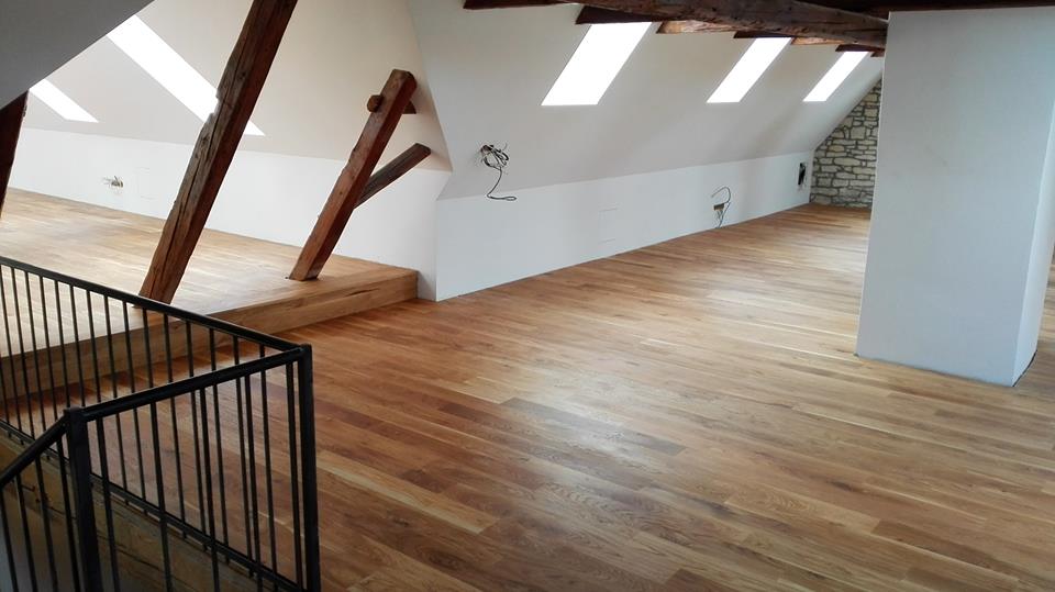 adaptace půdního prostoru dubové prkno olej