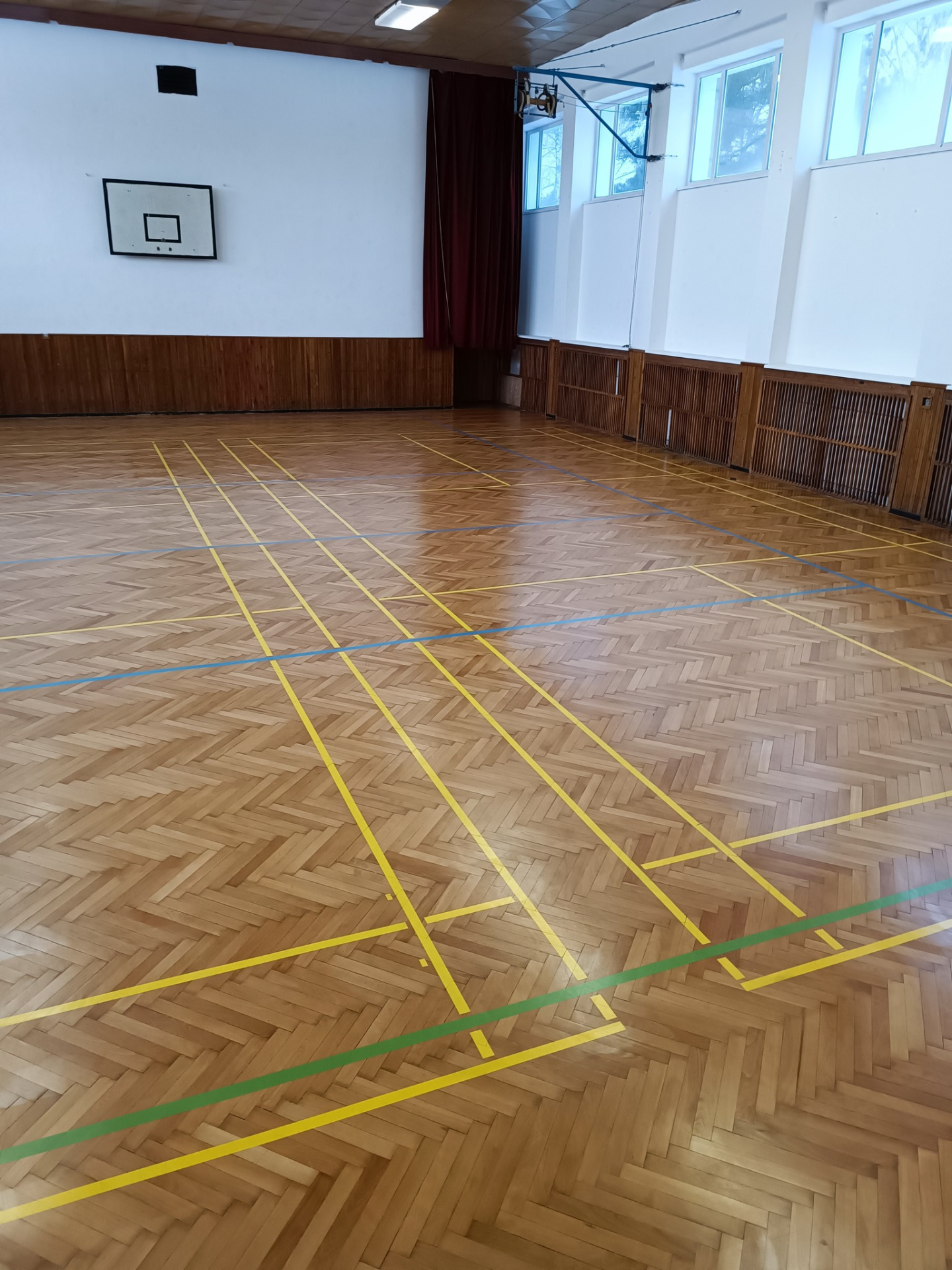 hotová plocha s lajnami