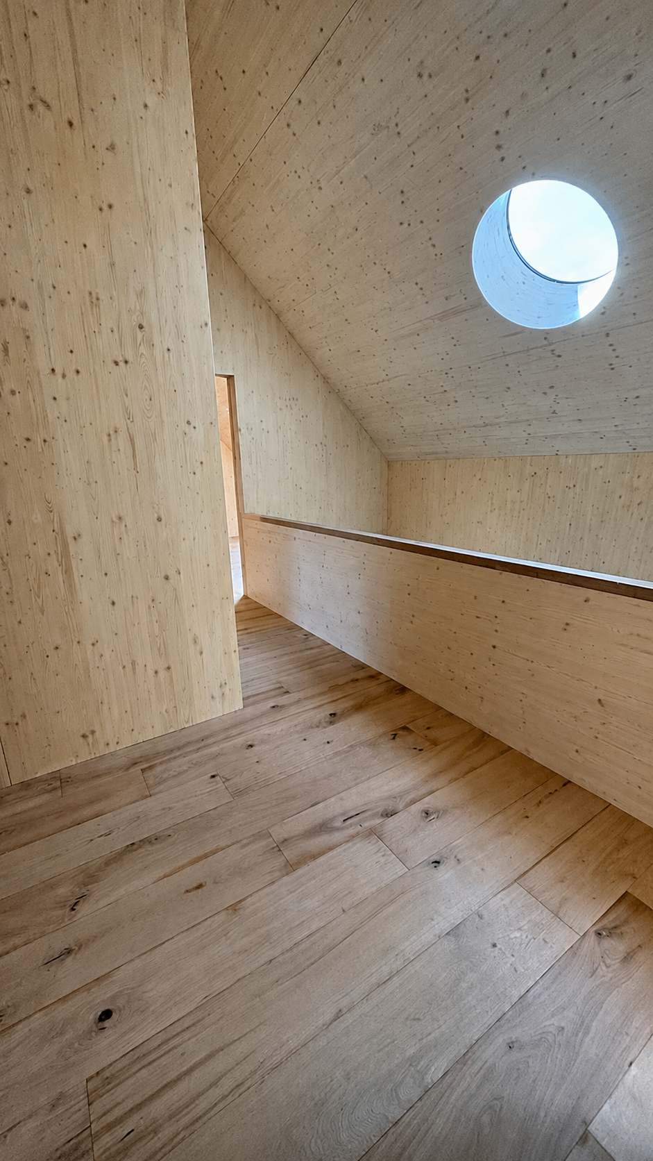 Třívrstvá dubová drásaná podlaha 350 m2 s bilým olejem v apartmánovém domě v Bedřichově v Jizerských horách je ukázkou kombinace moderního interiéru: sklo-beton a krásné kresby masivního dřeva.