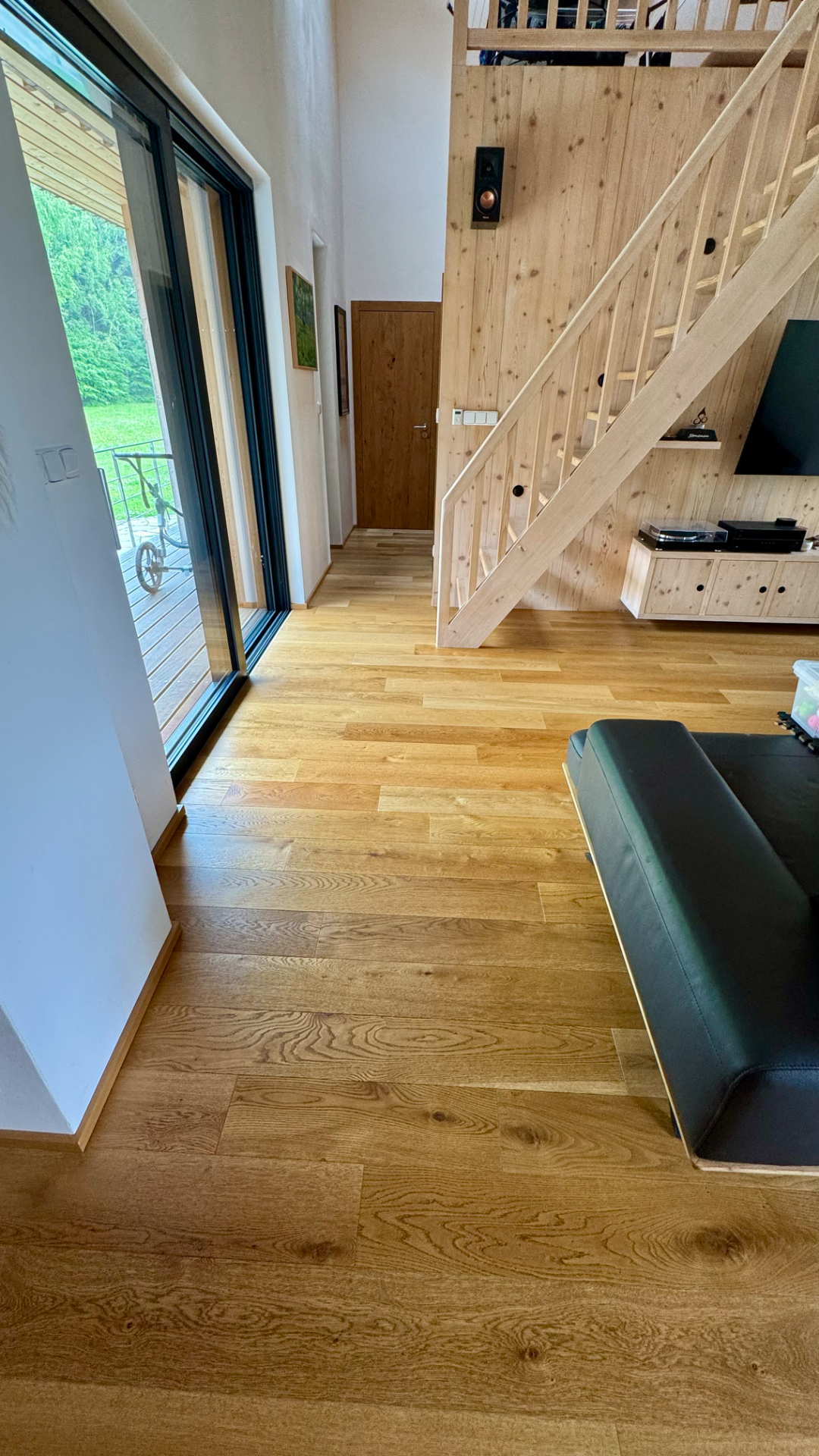 V centru Jizerských hor jsme dodávali materiál, přípravu podkladu a pokládku 200m2 dřevěné třívrstvé podlahy s nášlapnou vrstvou 4,2 mm, povrch čitý olej.